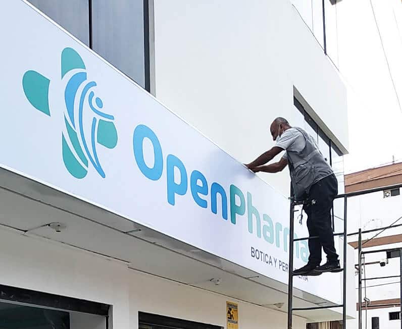 caja-luminosa-open-pharma.jpg